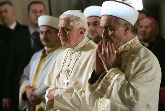 Anti Pope Benedict XVI in the Blue Mosque in Istambul Turkey 2006