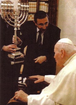 Anti-Pope John Paul II receives Jewish menorah